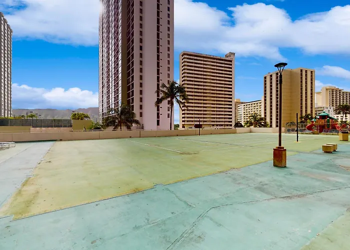 Waikiki Banyan 613