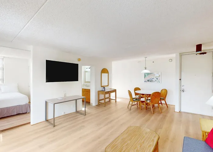 Waikiki Banyan 613