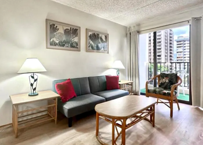 Waikiki Banyan 613
