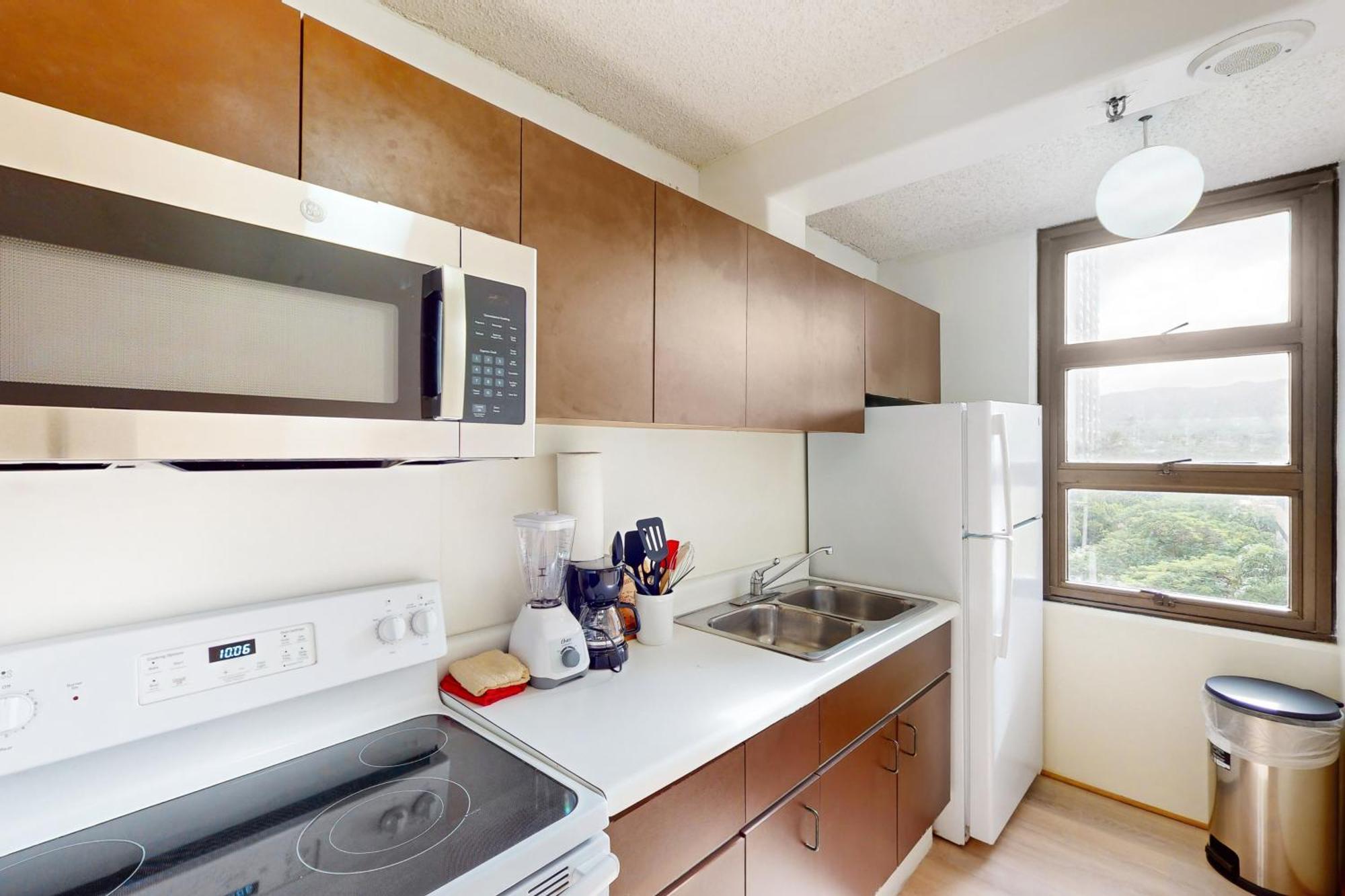 Waikiki Banyan 613