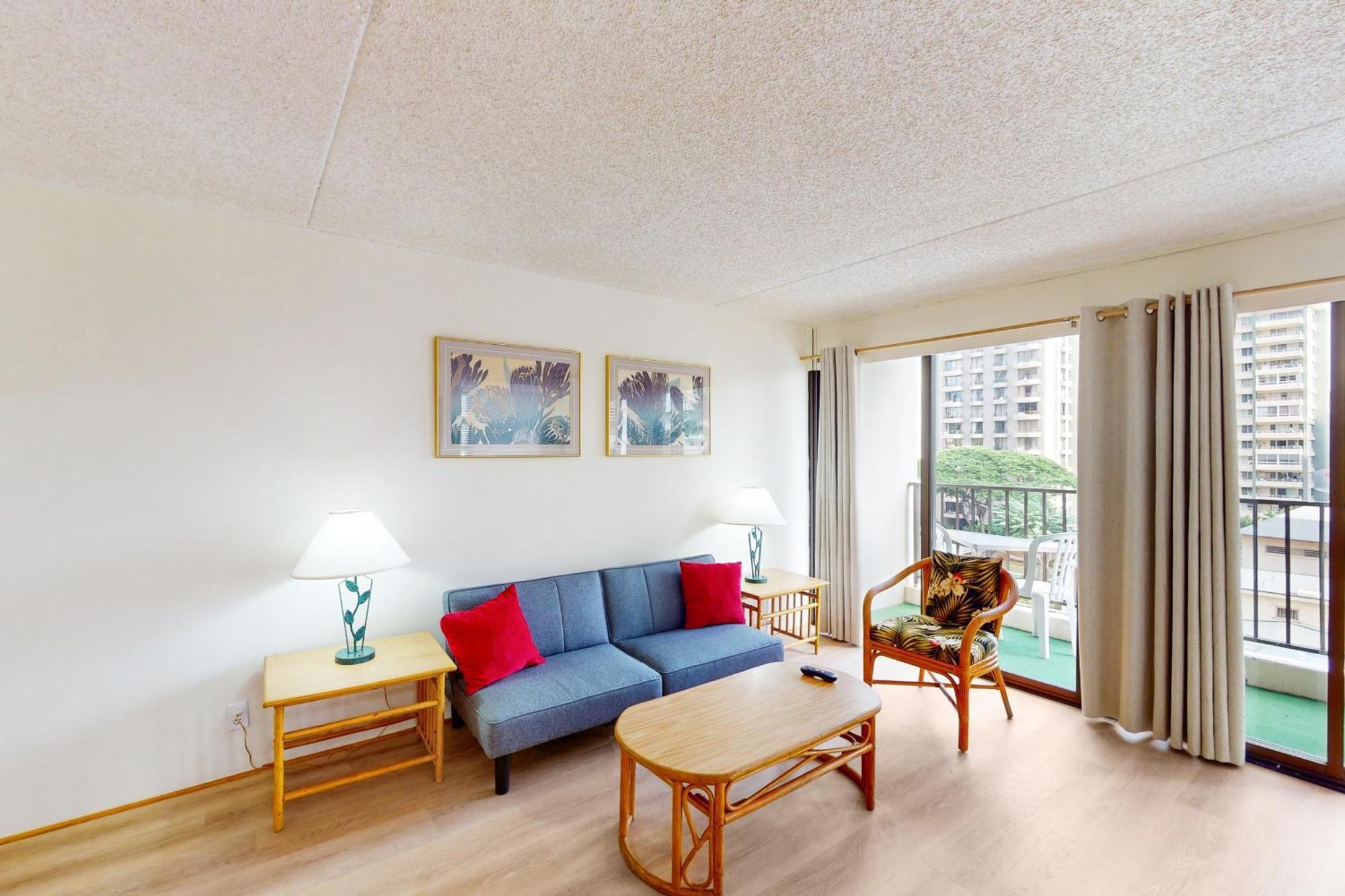 Waikiki Banyan 613