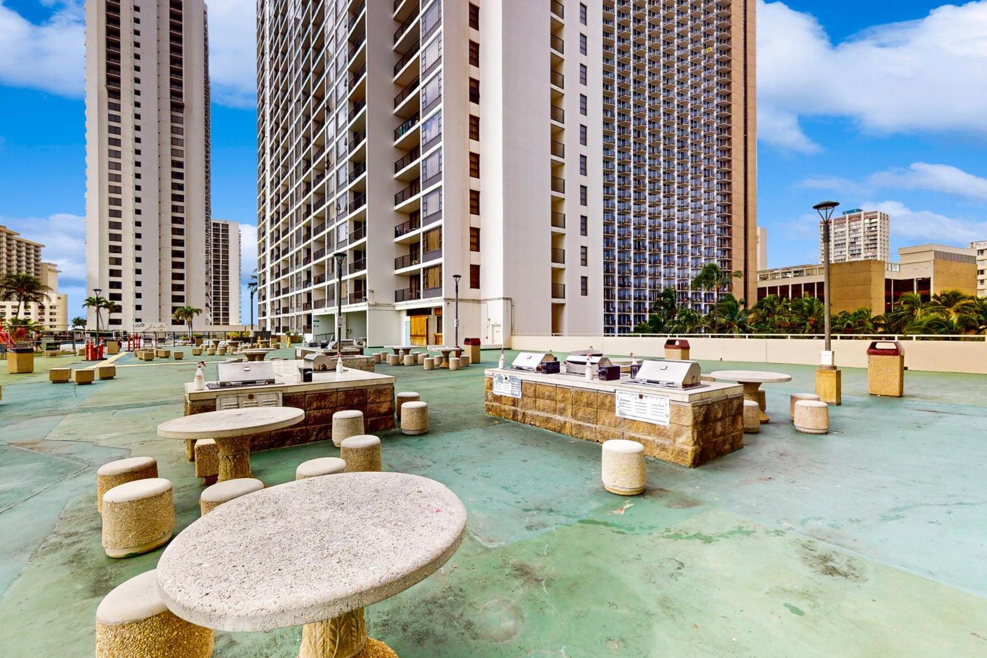 Waikiki Banyan 613 *