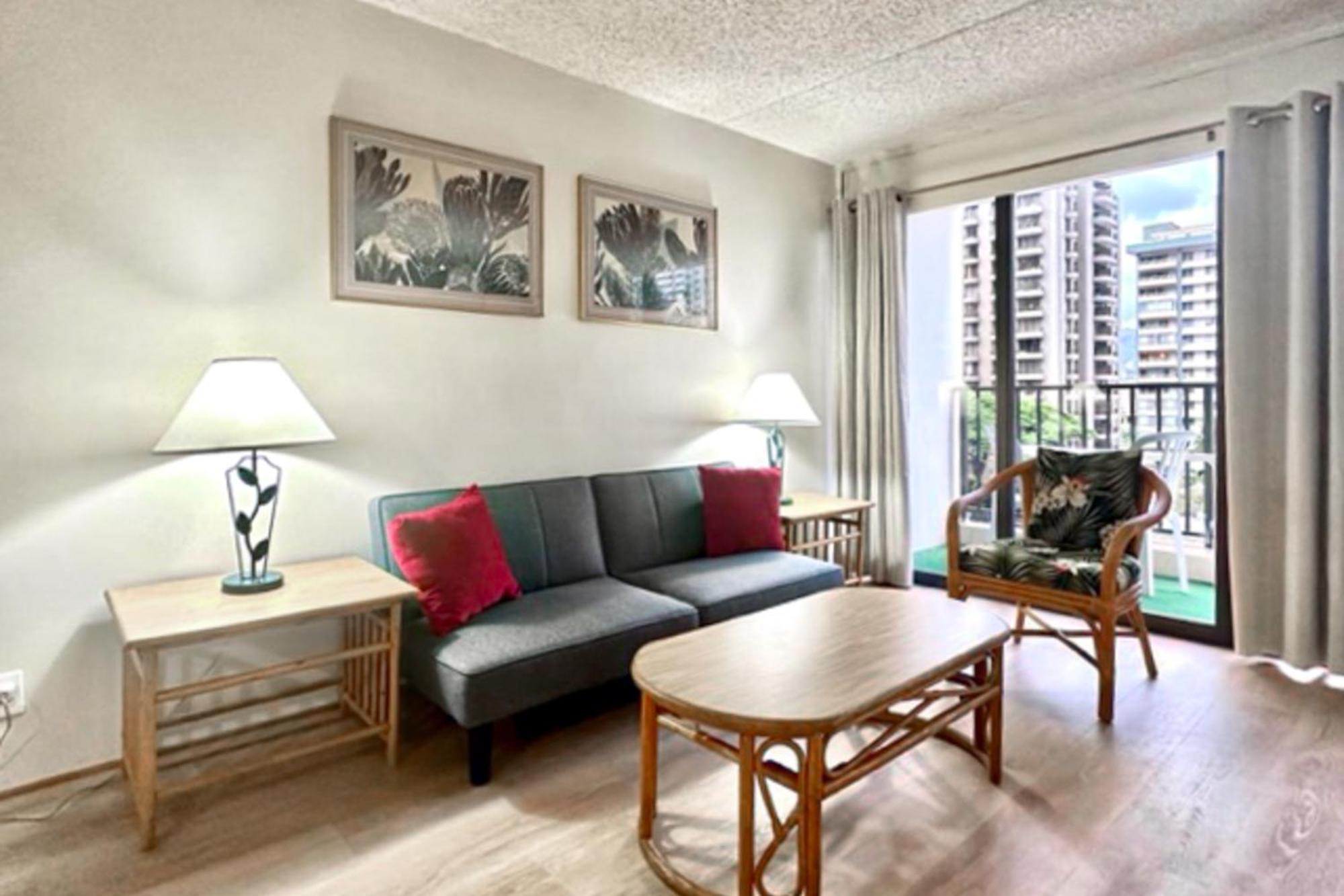Waikiki Banyan 613 *